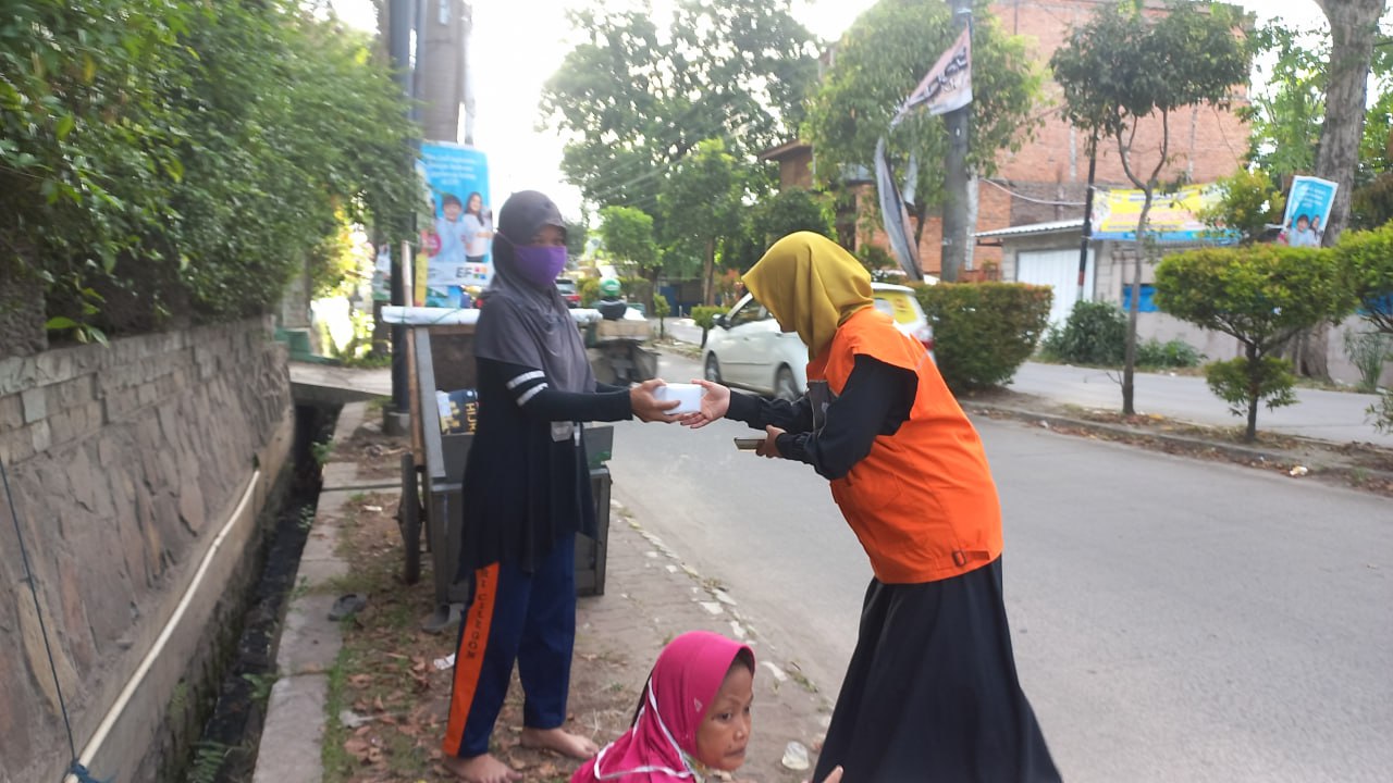 Rumah Zakat Bagikan Takjil Gratis Untuk Pemulung Pengamen Dan Pengguna Jalan Rumah Zakat 2471